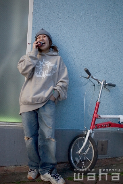 イラスト＆写真のストックフォトwaha（ワーハ）　人物、日本人、若者、自転車、街、携帯電話、話す、コミュニケーション、街並み、街並　pcx-0317b