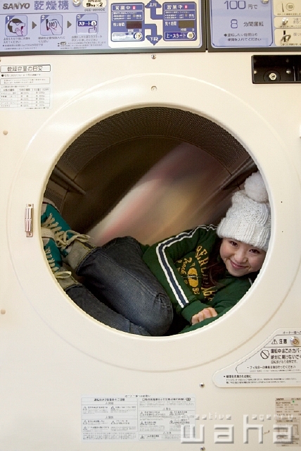 人物 日本人 若者 若者1人暮らし コインランドリー 洗濯 フォト作品紹介 イラスト 写真のストックフォトwaha ワーハ カンプデータは無料