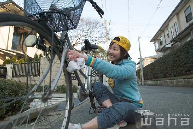 イラスト＆写真のストックフォトwaha（ワーハ）　人物、日本人、若者、自転車　pcx-0369b