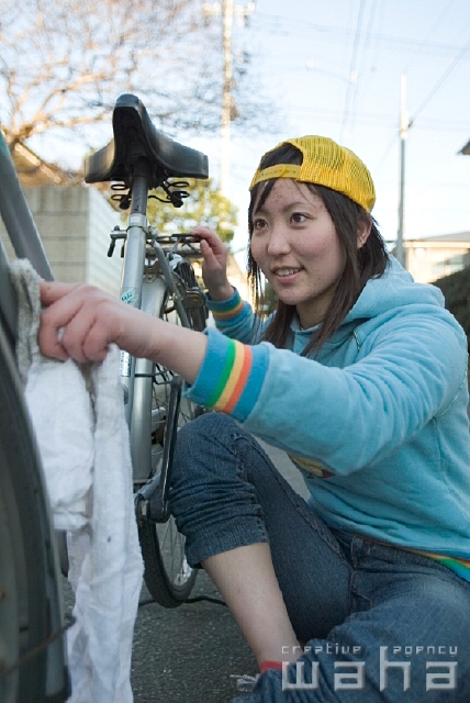 イラスト＆写真のストックフォトwaha（ワーハ）　人物、日本人、若者、自転車　pcx-0373b