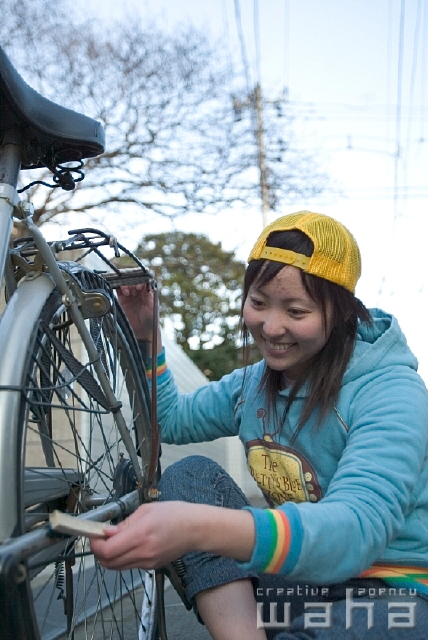 イラスト＆写真のストックフォトwaha（ワーハ）　人物、日本人、若者、自転車　pcx-0374b