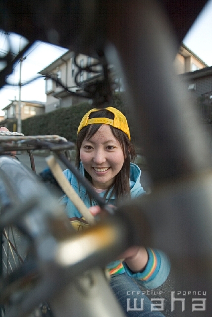 イラスト＆写真のストックフォトwaha（ワーハ）　人物、日本人、若者、自転車　pcx-0375b