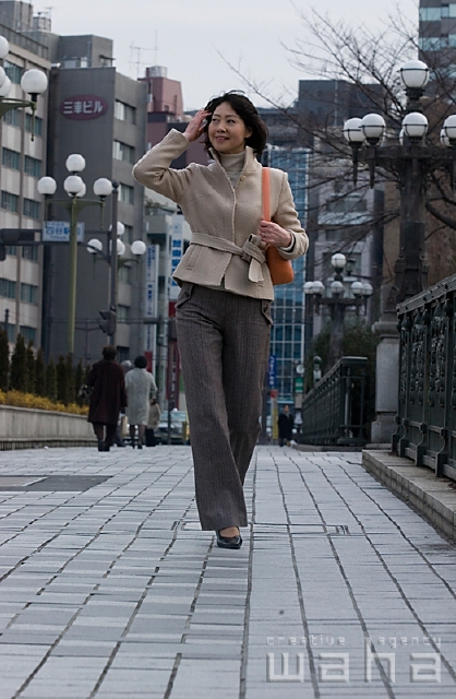 イラスト＆写真のストックフォトwaha（ワーハ）　人物、日本人、中高年、街、歩く、街並み、街並　pcx4-0025b