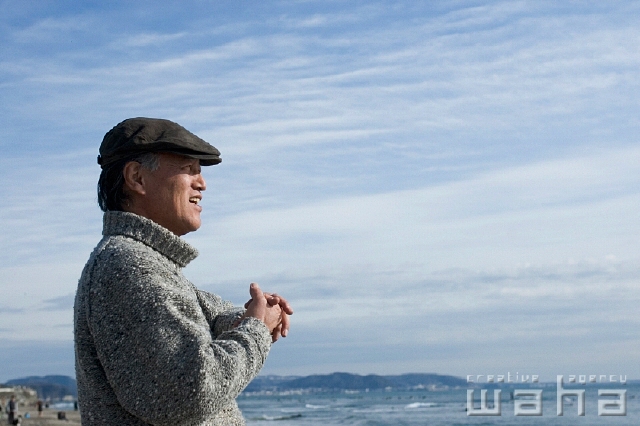 イラスト＆写真のストックフォトwaha（ワーハ）　人物、日本人、中高年、海、うみ　pcx4-0058b