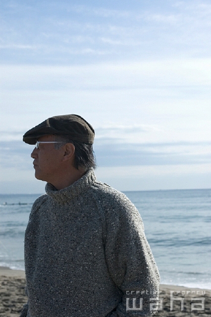 イラスト＆写真のストックフォトwaha（ワーハ）　人物、日本人、中高年、海、うみ　pcx4-0064b