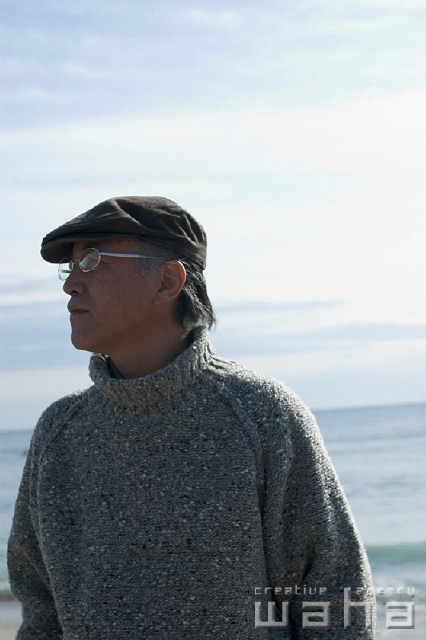 イラスト＆写真のストックフォトwaha（ワーハ）　人物、日本人、中高年、海、うみ　pcx4-0065b