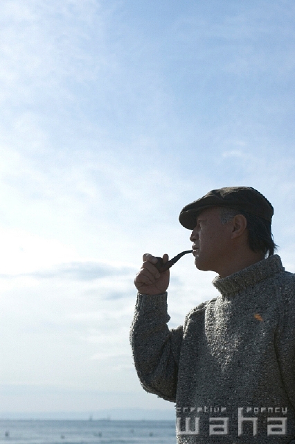 イラスト＆写真のストックフォトwaha（ワーハ）　人物、日本人、中高年、海、うみ　pcx4-0066b