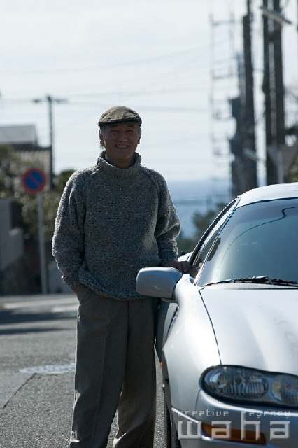 イラスト＆写真のストックフォトwaha（ワーハ）　人物、日本人、中高年、自動車　pcx4-0109b