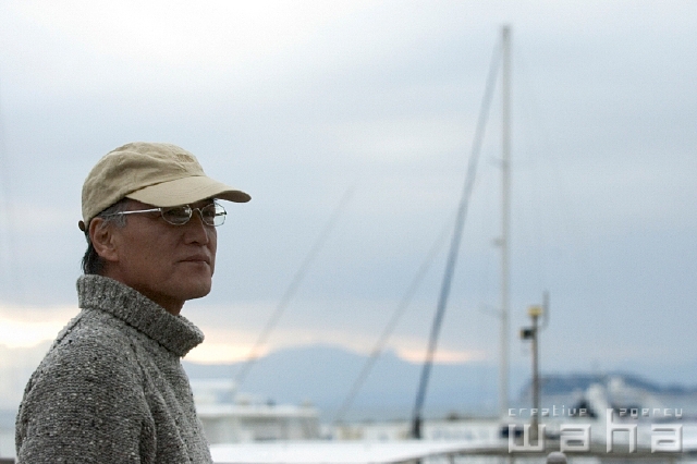 イラスト＆写真のストックフォトwaha（ワーハ）　人物、日本人、中高年、海、うみ　pcx4-0113b