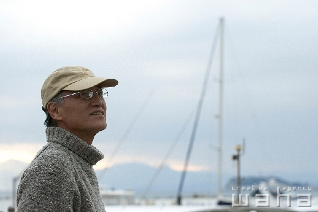 イラスト＆写真のストックフォトwaha（ワーハ）　人物、日本人、中高年、海、うみ　pcx4-0114b