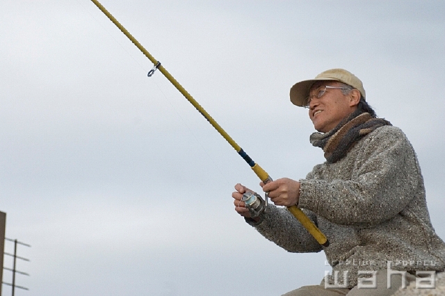 イラスト＆写真のストックフォトwaha（ワーハ）　人物、日本人、中高年、趣味、海、うみ、釣り、つり　pcx4-0120b