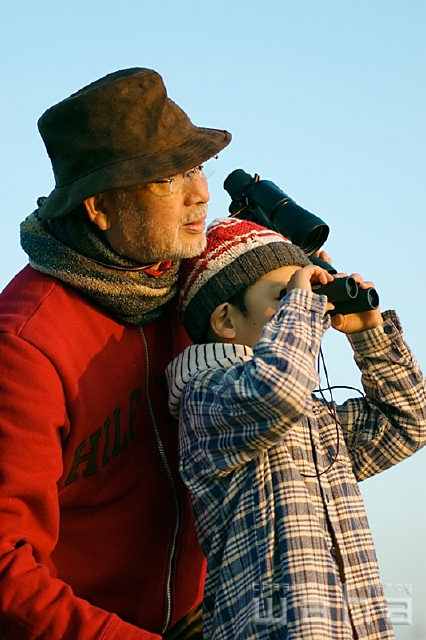 イラスト＆写真のストックフォトwaha（ワーハ）　人物、日本人、シニア、家族、子供、冬、季節、四季、子ども、こども　pcx5-0021b