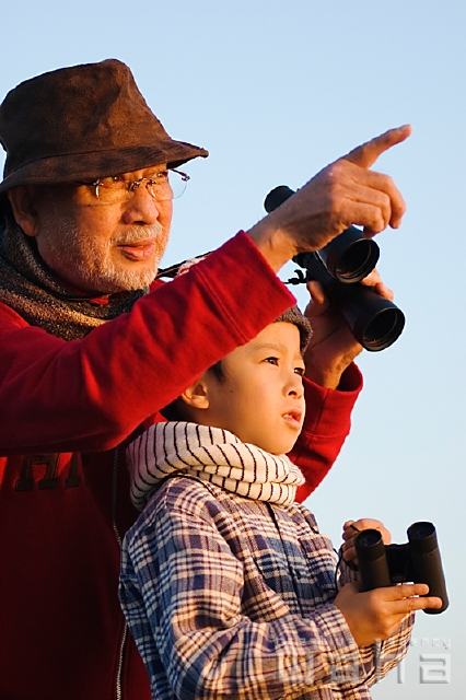 イラスト＆写真のストックフォトwaha（ワーハ）　人物、日本人、シニア、家族、子供、冬、季節、四季、子ども、こども　pcx5-0022b