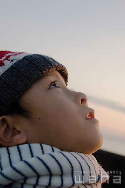 人物 日本人 夢 考える 子供 冬 季節 四季 子ども こども フォト作品紹介 イラスト 写真のストックフォトwaha ワーハ カンプデータは無料