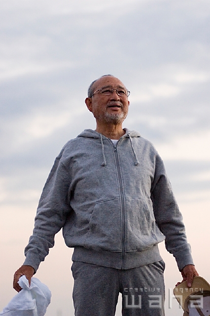 イラスト＆写真のストックフォトwaha（ワーハ）　人物、日本人、シニア、スポーツ、元気、健康、運動　pcx5-0059b