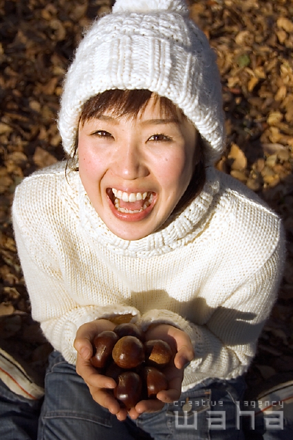 イラスト＆写真のストックフォトwaha（ワーハ）　人物、日本人、秋、女性、20代、30代、公園、季節、四季、季節、四季　pg3-0014b