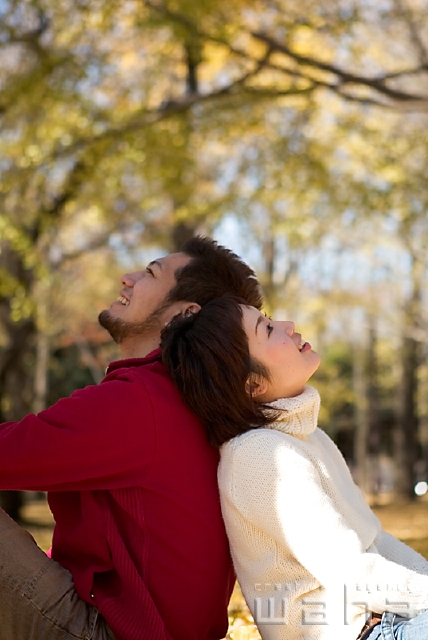 イラスト＆写真のストックフォトwaha（ワーハ）　人物、日本人、秋、カップル、公園、季節、四季、季節、四季　pg3-0029b