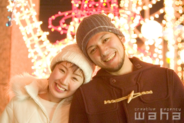 イラスト＆写真のストックフォトwaha（ワーハ）　人物、日本人、冬、クリスマス、カップル、愛情、季節、四季、行事、イルミネーション　pg4-0020b
