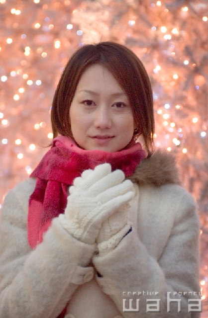イラスト＆写真のストックフォトwaha（ワーハ）　人物、日本人、冬、クリスマス、女性、20代、30代、愛情、季節、四季、行事、イルミネーション　pg4-0033b