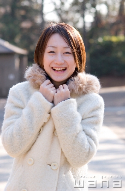 イラスト＆写真のストックフォトwaha（ワーハ）　人物、日本人、冬、女性、20代、30代、公園、女性、笑顔、笑う、笑い、スマイル、季節、四季　pg4-0045b