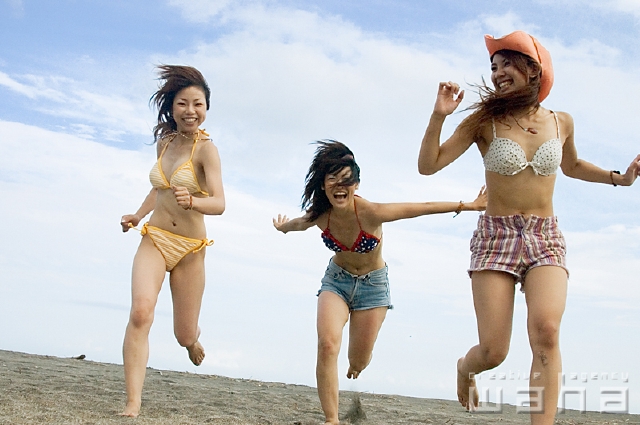 イラスト＆写真のストックフォトwaha（ワーハ）　人物、日本人、夏、若者、レジャー、走る、季節、四季、水着、海、うみ　pgs-0137b