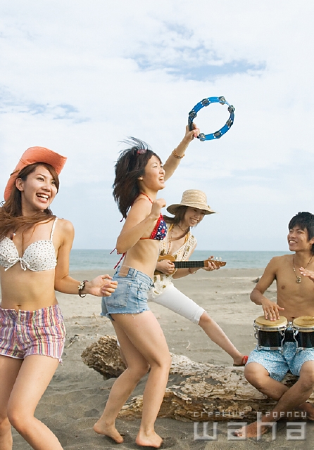 イラスト＆写真のストックフォトwaha（ワーハ）　人物、日本人、夏、若者、レジャー、季節、四季、水着、海、うみ　pgs-0151b