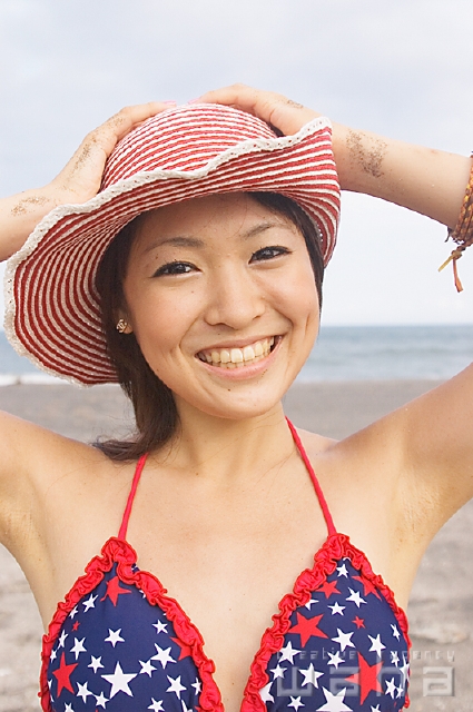 イラスト＆写真のストックフォトwaha（ワーハ）　人物、日本人、夏、若者、レジャー、女性、笑顔、笑う、笑い、スマイル、季節、四季、水着、海、うみ　pgs-0223b