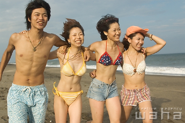 イラスト＆写真のストックフォトwaha（ワーハ）　人物、日本人、夏、若者、レジャー、季節、四季、水着、海、うみ　pgs-0235c