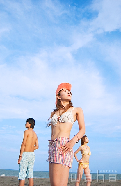 イラスト＆写真のストックフォトwaha（ワーハ）　人物、日本人、夏、若者、レジャー、夢、考える、季節、四季、水着、海、うみ　pgs-0253b