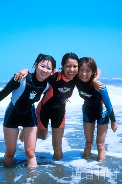 イラスト＆写真のストックフォトwaha（ワーハ）　人物、日本人、夏、女性、20代、30代、旅行、若者、笑顔、笑う、笑い、スマイル、季節、四季、海、うみ　pgs-0297b
