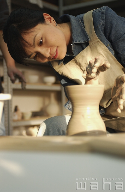 人物 日本人 趣味 女性 20代 30代 陶芸 轆轤 ろくろ フォト作品紹介 イラスト 写真のストックフォトwaha ワーハ カンプデータは無料
