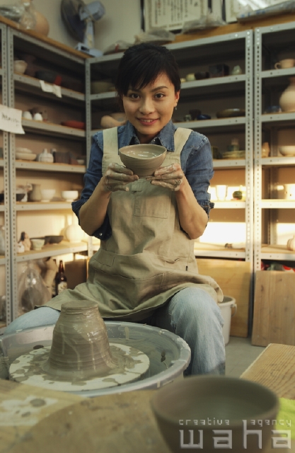 人物 日本人 趣味 女性 代 30代 陶芸 轆轤 ろくろ フォト作品紹介 イラスト 写真のストックフォトwaha ワーハ カンプデータは無料