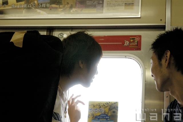イラスト＆写真のストックフォトwaha（ワーハ）　人物、日本人、若者、人物イメージ、電車、車内　pxc-0011b-data