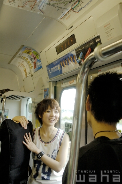 人物 日本人 若者 電車 車内 フォト作品紹介 イラスト 写真のストックフォトwaha ワーハ カンプデータは無料