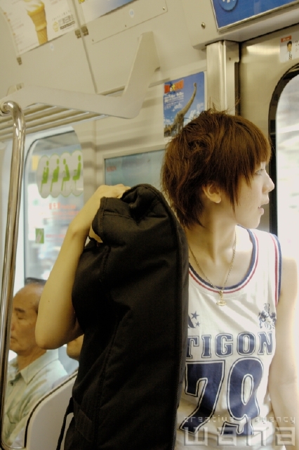 人物 日本人 若者 電車 車内 フォト作品紹介 イラスト 写真のストックフォトwaha ワーハ カンプデータは無料
