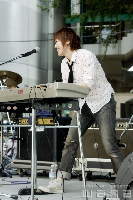人物 日本人 若者 バンド 楽器 演奏 ライブ ステージ フォト作品紹介 イラスト 写真のストックフォトwaha ワーハ カンプデータは無料