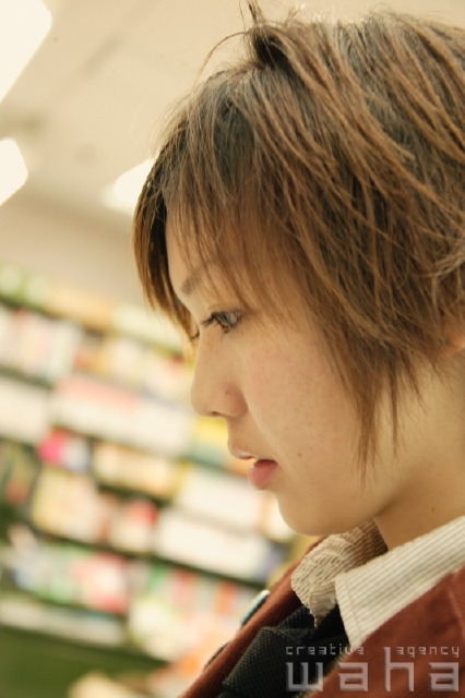 イラスト＆写真のストックフォトwaha（ワーハ）　人物、日本人、若者、ショッピング　pxc-0135b-data