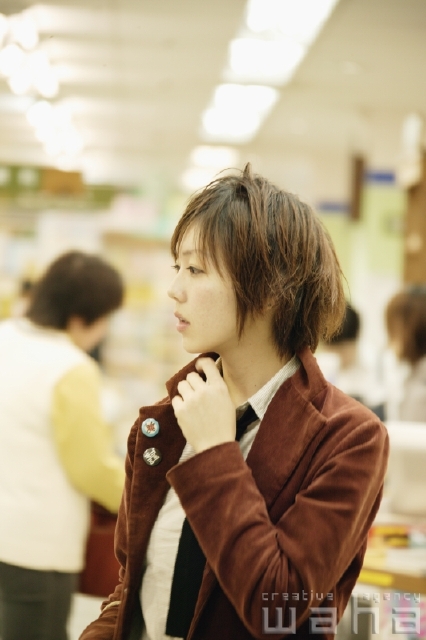 イラスト＆写真のストックフォトwaha（ワーハ）　人物、日本人、若者、夢、考える、ショッピング　pxc-0145b-data