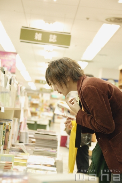 イラスト＆写真のストックフォトwaha（ワーハ）　人物、日本人、若者、夢、考える、ショッピング　pxc-0149b-data