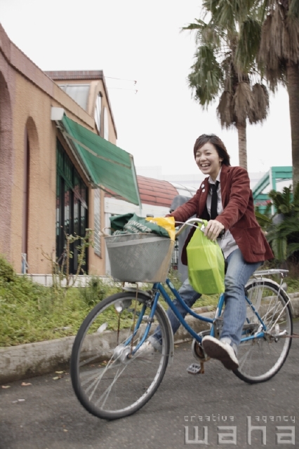 イラスト＆写真のストックフォトwaha（ワーハ）　人物、日本人、若者、自転車　pxc-0157b-data