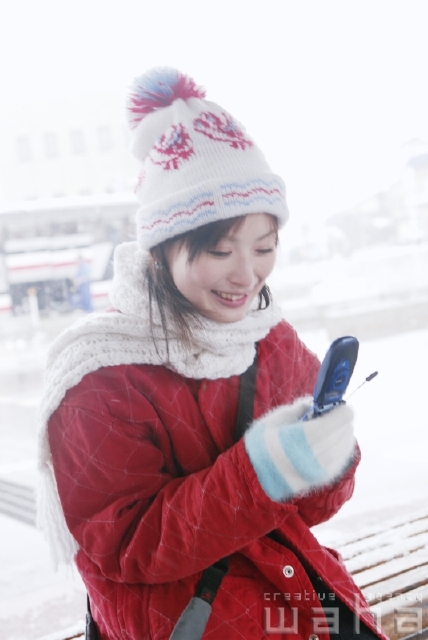 イラスト＆写真のストックフォトwaha（ワーハ）　人物、日本人、冬、若者、街、携帯電話、街並み、街並、季節、四季、ゆき、雪　pxg-0141a-data
