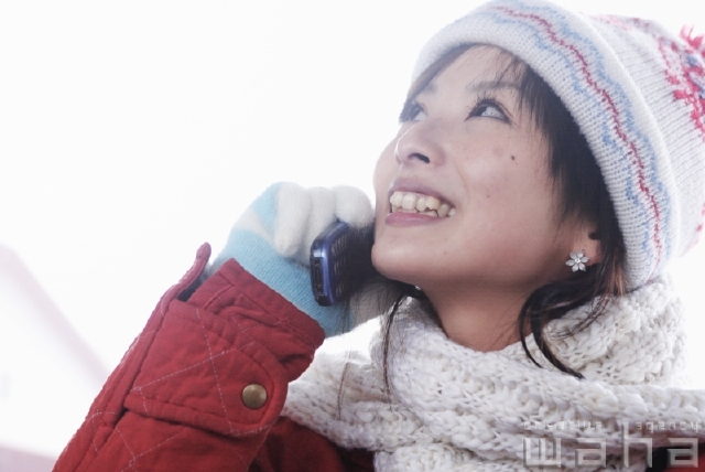 イラスト＆写真のストックフォトwaha（ワーハ）　人物、日本人、冬、若者、街、携帯電話、話す、コミュニケーション、街並み、街並、季節、四季、ゆき、雪　pxg-0144a-data