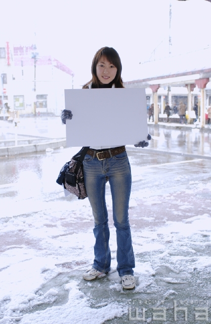 イラスト＆写真のストックフォトwaha（ワーハ）　人物、日本人、冬、女性、20代、30代、メッセージボード、季節、四季、ゆき、雪　pxg-0194a-data