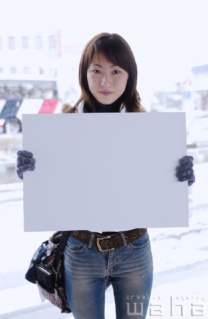 イラスト＆写真のストックフォトwaha（ワーハ）　人物、日本人、冬、女性、20代、30代、メッセージボード、季節、四季、ゆき、雪　pxg-0195a-data