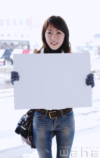 イラスト＆写真のストックフォトwaha（ワーハ）　人物、日本人、冬、女性、20代、30代、メッセージボード、季節、四季、ゆき、雪　pxg-0196a-data