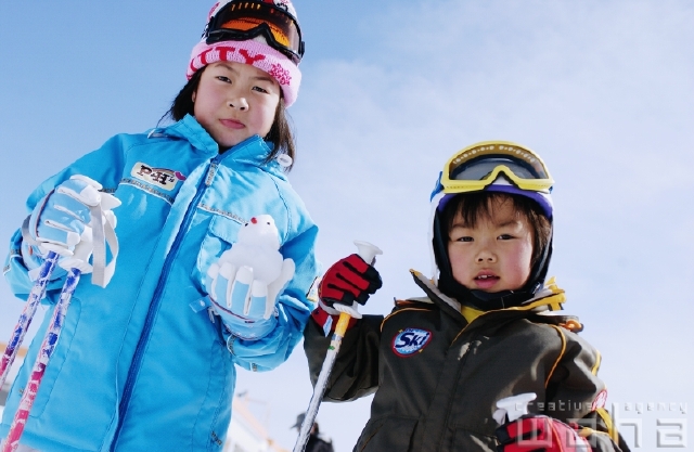 イラスト＆写真のストックフォトwaha（ワーハ）　人物、日本人、冬、子供、レジャー、スポーツ、運動、季節、四季、ゆき、雪、子ども、こども、スキー　pxg-0223a-data