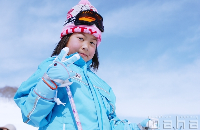 イラスト＆写真のストックフォトwaha（ワーハ）　人物、日本人、冬、スポーツ、小学生、レジャー、子供、こども、子ども、運動、季節、四季、ゆき、雪、スキー　pxg-0225a-data