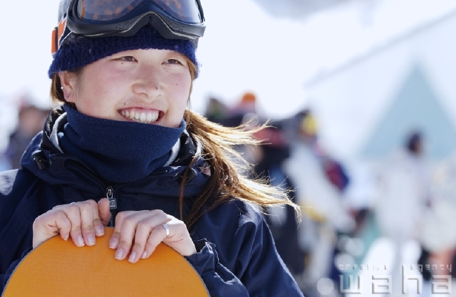 イラスト＆写真のストックフォトwaha（ワーハ）　人物、日本人、冬、若者、スポーツ、レジャー、運動、季節、四季、ゆき、雪、スノーボード、スノボ　pxg-0239a-data
