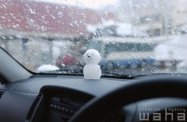 イラスト＆写真のストックフォトwaha（ワーハ）　冬、物、自動車、車内、季節、四季、ゆき、雪、雪だるま、ゆきだるま　pxg-0267a-data