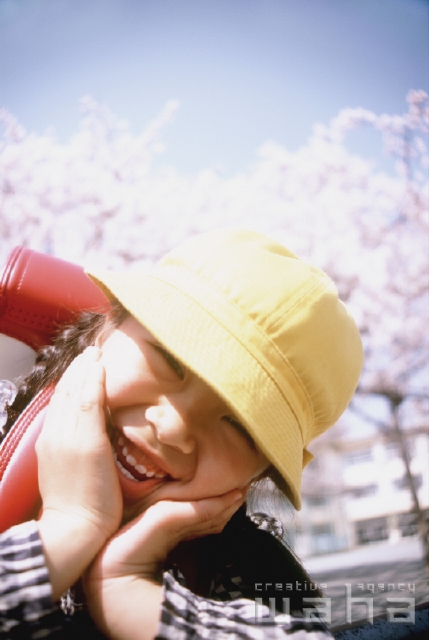 イラスト＆写真のストックフォトwaha（ワーハ）　人物、日本人、春、小学生、子供、笑顔、笑う、笑い、スマイル、季節、四季、子ども、こども　pxg1-0008b-data